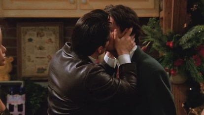 В десятой серии Джоуи целуется с Чендлером